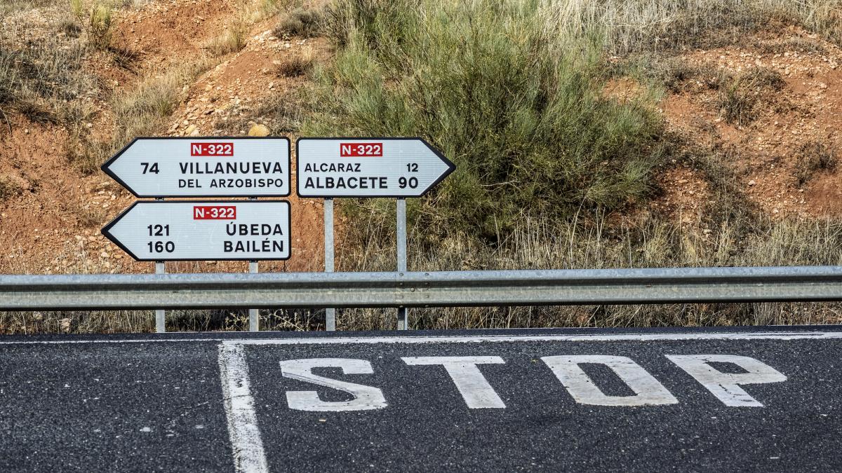 Señales de tráfico de Barcelona y Valencia aparecen de repente en un pueblo inglés a 1.160 kilómetros de distancia: la DGT dice que no sabe cómo llegaron allí