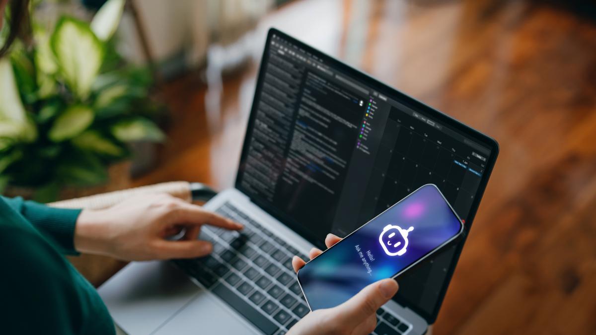 Alerta de una experta en IA: los empleados de oficina están más ocupados que nunca y el 'descuento por humanidad' penaliza tener dudas, equivocarse o tener un mal día