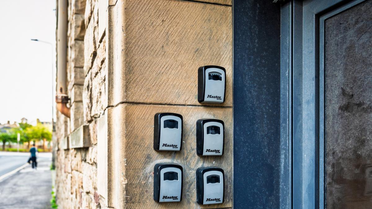 Confirmado: los vecinos de Barcelona pueden cobrar 2.500 euros del Ayuntamiento si modifican los estatutos de su comunidad para prohibir los pisos turísticos en el edificio