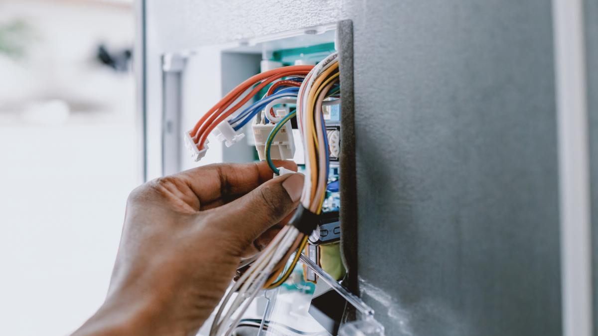 Carolina, electricista venezolana de 29 años en España: "He visto viviendas donde la gente no se ha muerto de milagro, con el microondas, el horno y el secador conectados a una regleta sin toma de tierra"