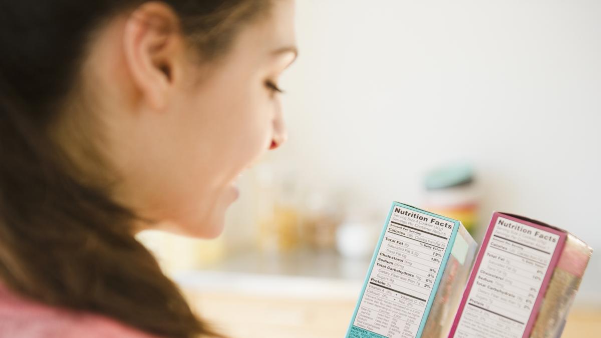 Alex Wibberly, médico de urgencias: "Las empresas alimentarias saben que ahora el consumidor lee etiquetas, y la respuesta ha sido formular productos con bajo azúcar pero llenos de ingredientes que el cuerpo procesa como azúcar"