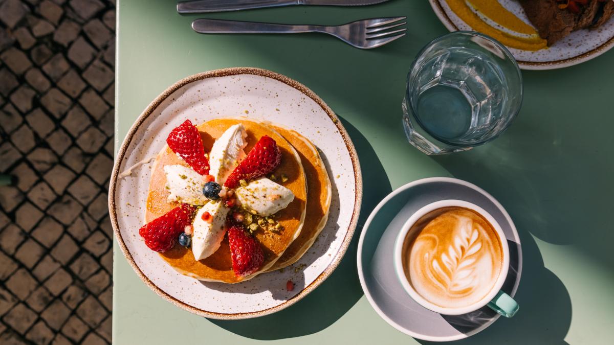 Los vecinos de Barcelona piden acabar con los 'brunch' mientras recuperan el esmorzar de forquilla, el desayuno obrero catalán del siglo XIX