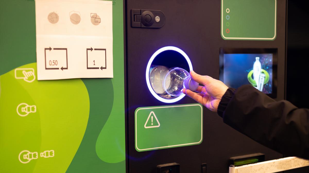 Mercadona ya permite devolver las latas y botellas de plástico a cambio de dinero, pero el plazo en España se cumple en noviembre