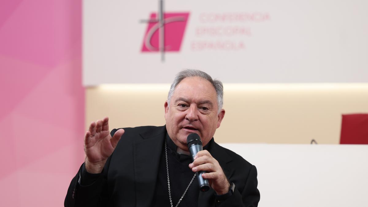 José Mazuelos, obispo de Canarias: "Habría que meter a mucha gente en un cayuco cinco días y sin comer para ver cómo llegan"