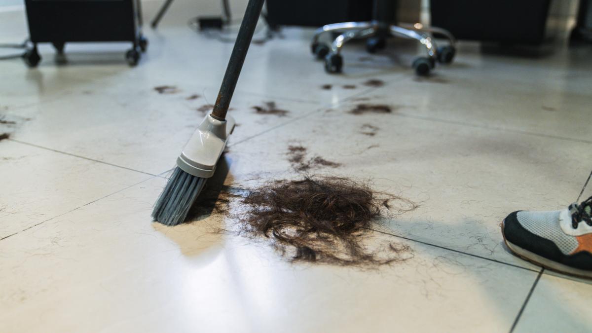 38 barreras de pelo humano en el Puerto de Barcelona: un invento francés fabricado con cabello de peluquerías españolas que limpia los metales pesados del mar