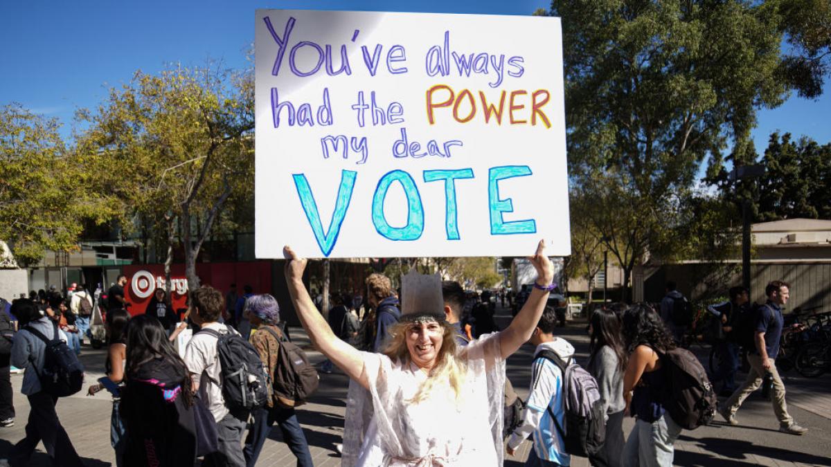 En casa, pariendo y sin voto: la manosfera promueve en EEUU el fin del sufragio femenino
