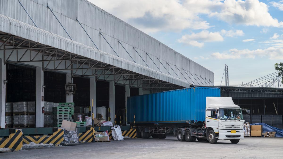 El escáner gigante que permite a los funcionarios de aduanas detectar contrabando sin abrir los camiones