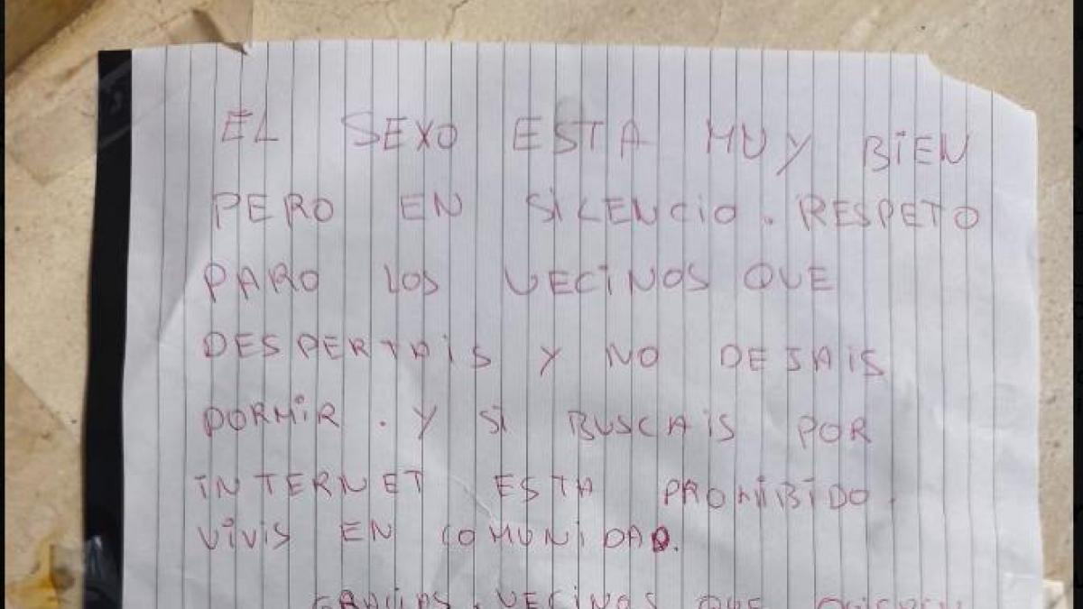 Se queja del sexo de sus vecinos: los aludidos responden con un cartel para exponer en un museo