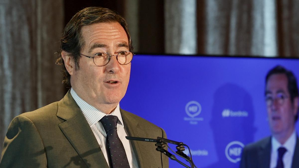 Garamendi (CEOE) cree que "ya no hay reales decretos ley" sino "ordenanzas como en la época de Franco"