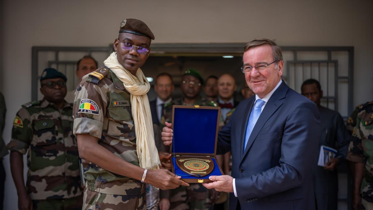 Muere el ministro de Defensa de Mali tras un brutal atentado con coche bomba: repelió el ataque antes de fallecer