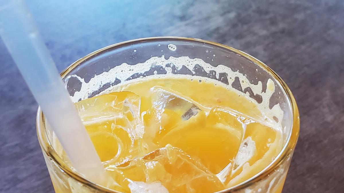 Un adolescente francés chupó una pajita de una máquina expendedora de zumo de naranja en Singapur: ahora se expone a dos años de cárcel