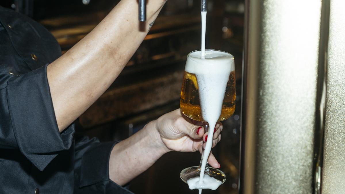 Una catalana pide una caña en Madrid y acaba atrapada en el eterno debate de los bares