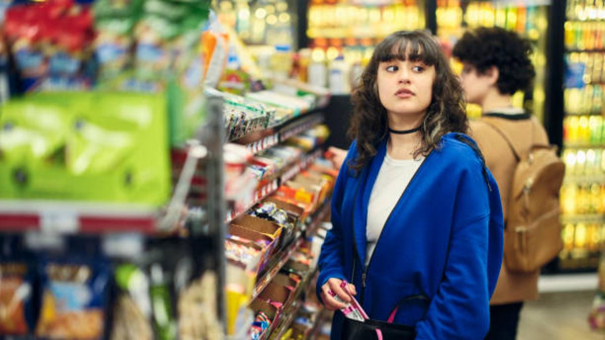 Crece en Estados Unidos el debate sobre el "microsaqueo": jóvenes que roban pequeñas cosas en grandes supermercados como forma de protesta política