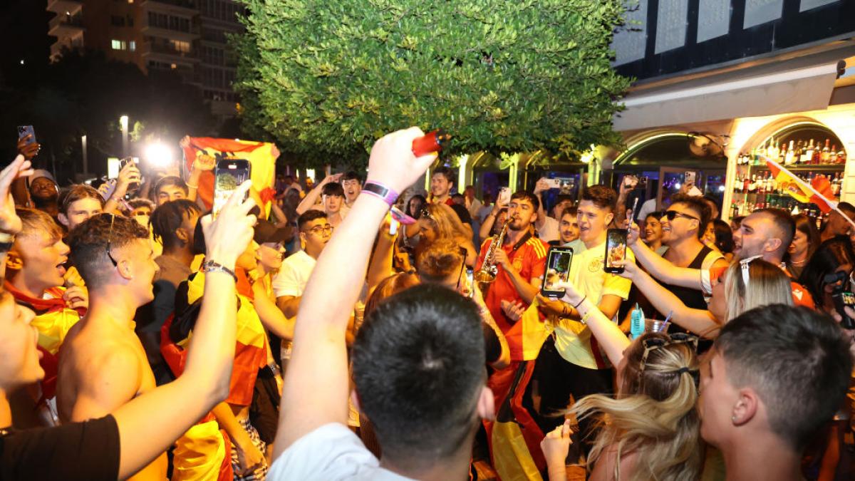 Magaluf estrena una ruta con stands para selfies en plena campaña contra el turismo masivo: ya son cuatro y el Ayuntamiento instalará tres más