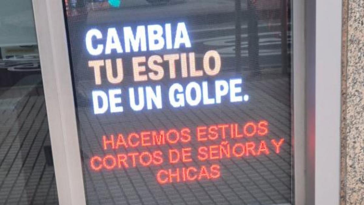 El cartel promocional que cuelga una peluquería dicen que ya es de matrícula de honor en marketing