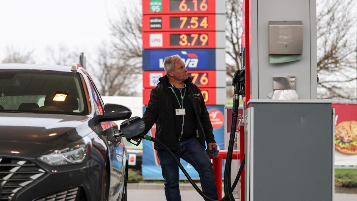 Nuevo récord del precio del petróleo: alcanza por primera vez los 124 dólares