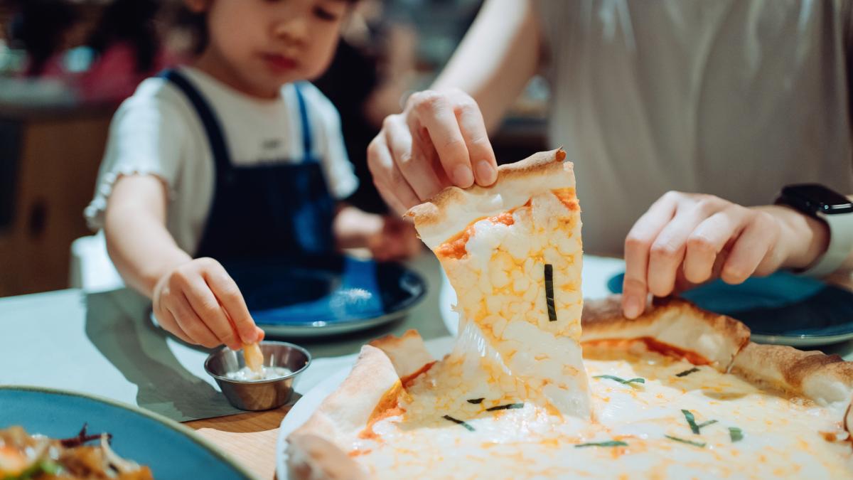 11 euros por un plato vacío: una pizzería cobra ese recargo a las familias que comparten una pizza entre dos hijos pequeños