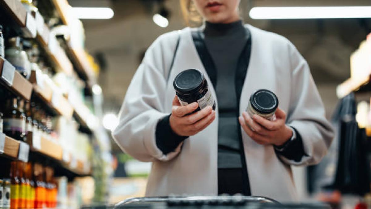Ana Luzón, técnica en nutrición, sobre los alimentos funcionales que inundan los supermercados: "No tienen superpoderes, la ciencia sugiere que la mejor opción está en los alimentos básicos"