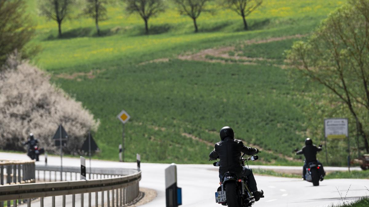 Alemania ensaya unas elipses pintadas en las curvas que reducen accidentes de moto: ¿se atrevería la DGT a probarlo en carreteras de montaña?