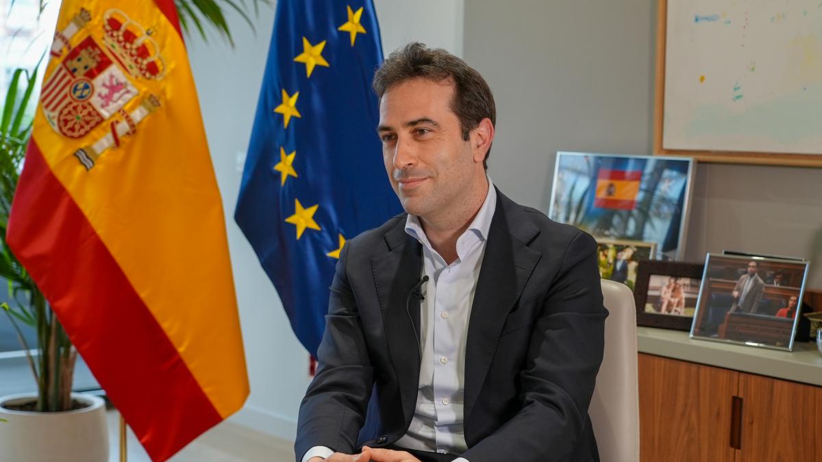 ¿Carlos Cuerpo hace la declaración de la renta o se la hacen? El vicepresidente responde a nuestro test rápido