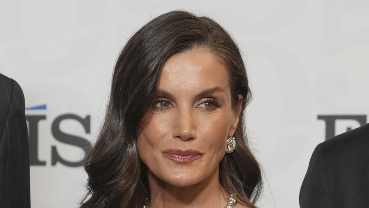 Letizia, toda una reina en el 50º aniversario de 'El País': recupera el vestido 'egipcio' y tira de chatones del joyero real