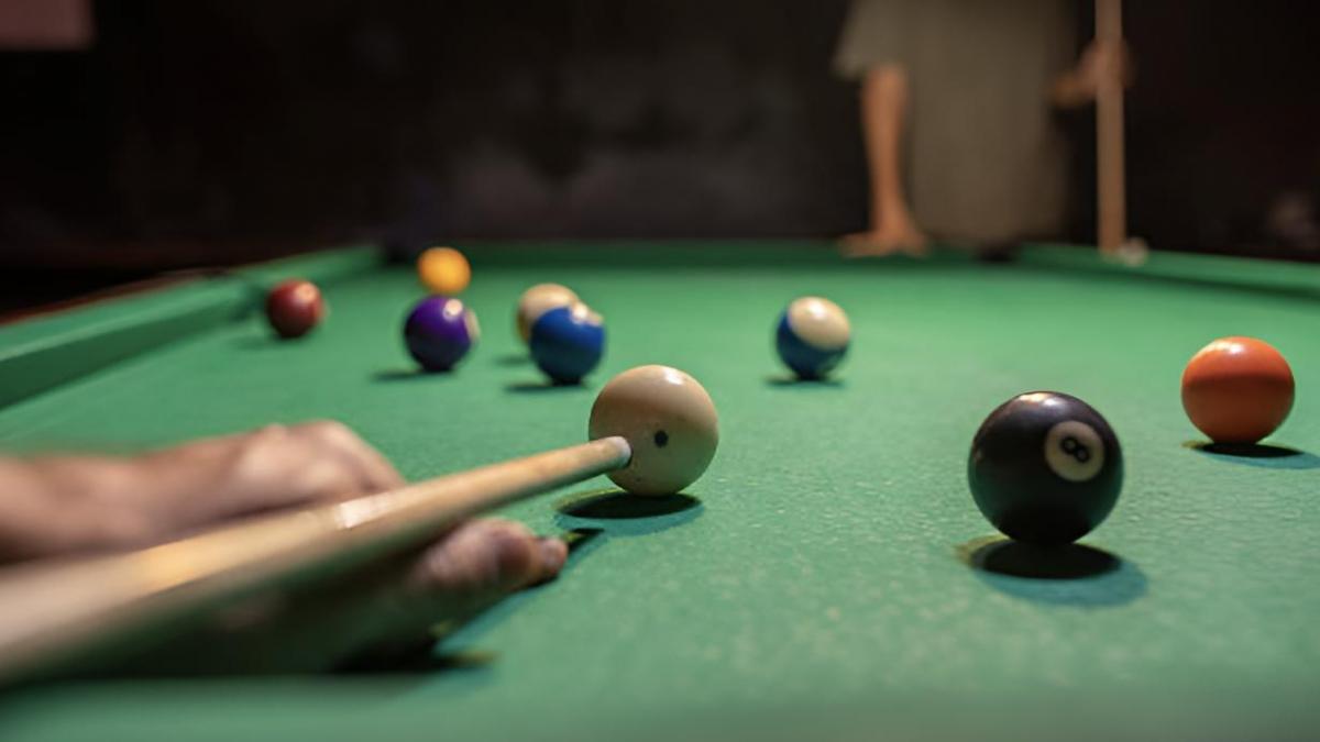 Pablo Bernárdez, 40 años, patrón de yate y autodidacta sin título universitario, ha patentado un robot que permite jugar al billar a distancia entre Vigo y China