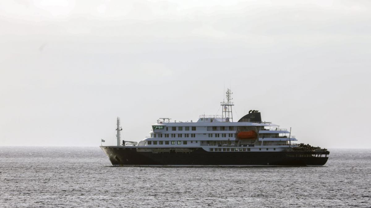 La pelea sanitaria y diplomática por los pasajeros del  crucero del hantavirus : tres afectados a Países Bajos y el resto ¿a Canarias como quiere la naviera?