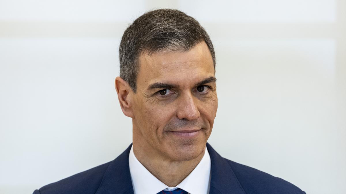 Sánchez muestra la carta que le han enviado dos alumnos de un instituto de Pamplona y les responde