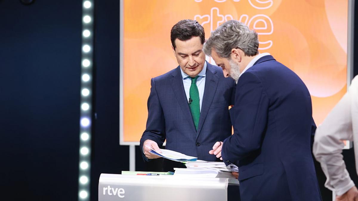 Un andaluz arrasa al definir este destacado momento de Juanma Moreno con los papeles en el debate de las elecciones