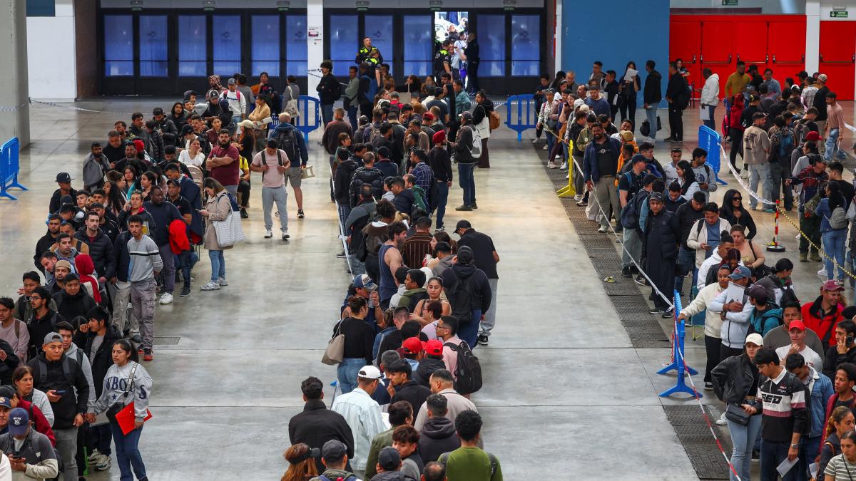 Los bulos sobre un cupo máximo de solicitudes y la desinformación aumentan el caos en la regularización de migrantes: "Tengo la cara quemada, pero no me voy a quedar fuera"