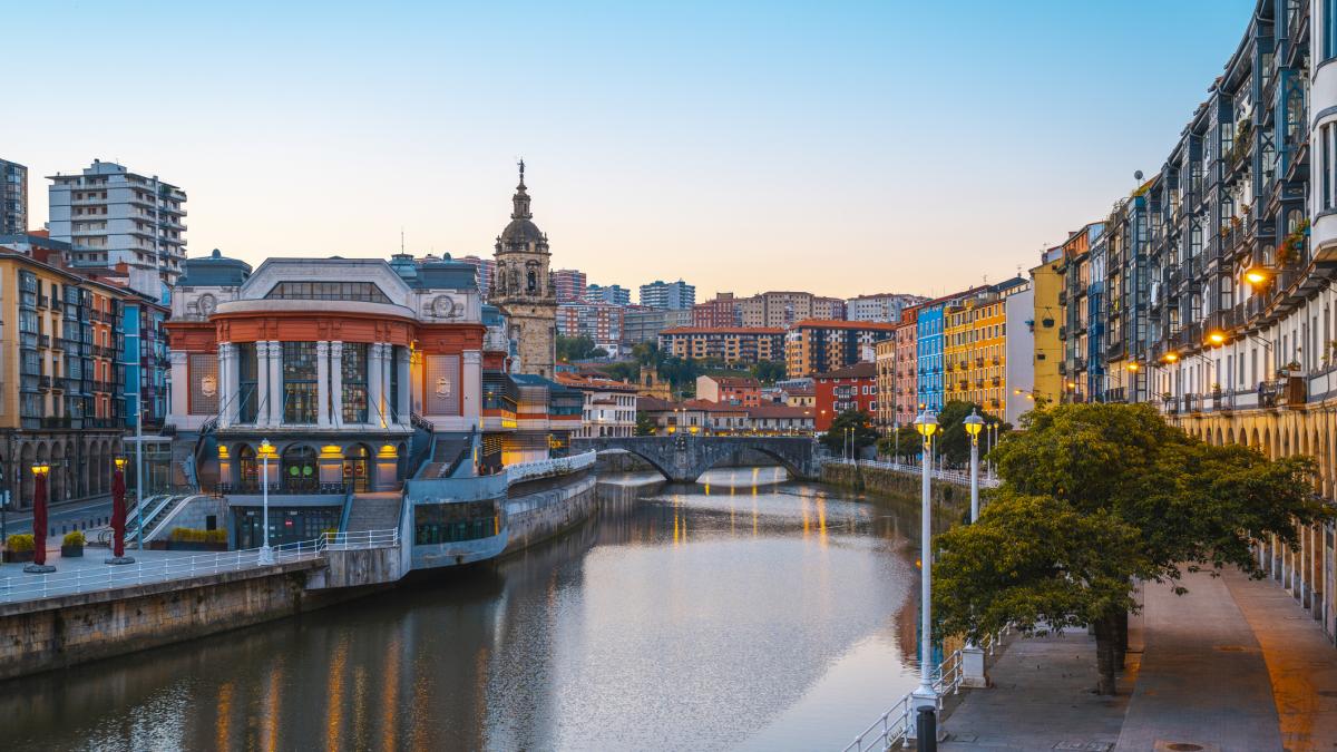 60 viviendas turísticas en solo cuatro calles: una compañía de teatro reúne a los vecinos del casco histórico de Bilbao para denunciar el turismo masivo en un 'free tour' alternativo