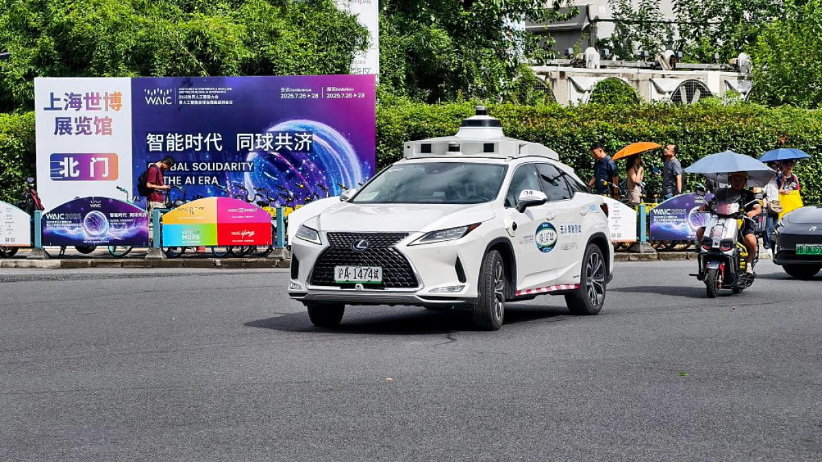 Un español que lleva 14 años viviendo en China alucina con los taxis que circulan allí: "Creo que estoy viajando en el tiempo"