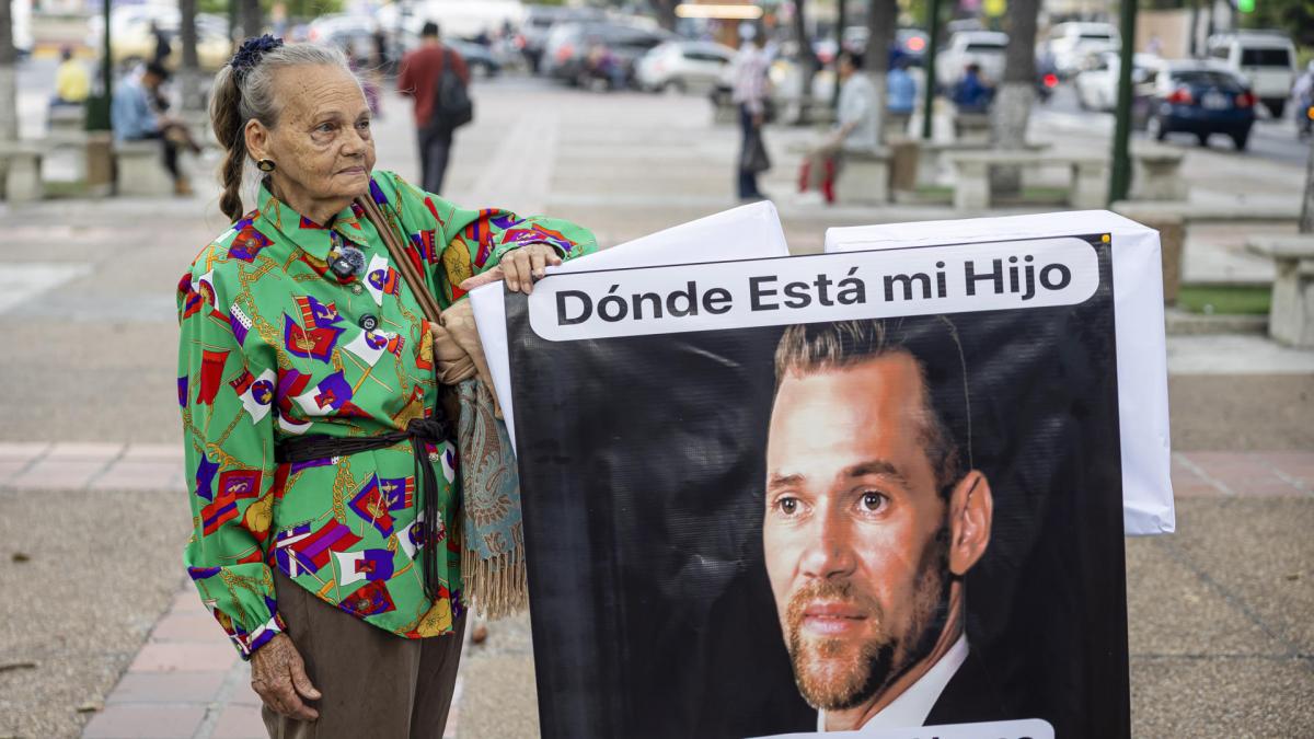 Tensión en Venezuela por la muerte bajo custodia de un preso político, buscado por su madre durante meses