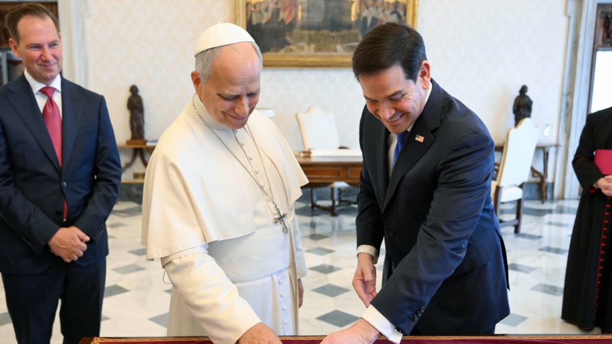 La lección (y el silencio de hielo) del papa a Rubio tras el ridículo regalo que le ha hecho