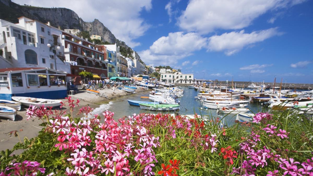 Ni Mallorca ni Ibiza: Capri pone los límites más duros de Europa al turismo masivo este verano con grupos de máximo 40 personas, multas de 585 dólares y prohibición de paraguas para los guías