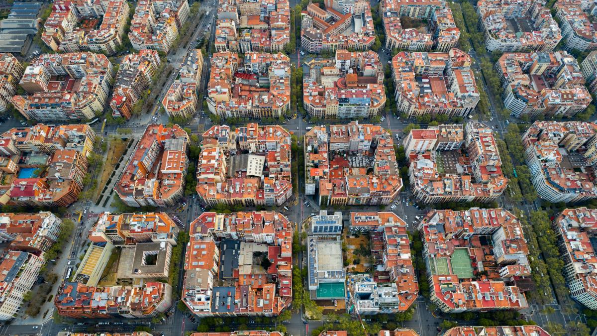 Pedro Bravo, periodista y autor, sobre las grandes ciudades españolas: "La ciudad se ha convertido en un parque temático y en un producto para que lo disfruten otros"