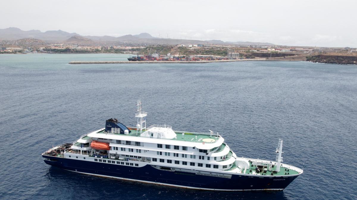 Un operativo complejo e inédito con dos ministros y el director de la OMS al frente: todo listo en Tenerife para la evacuación del MV Hondius