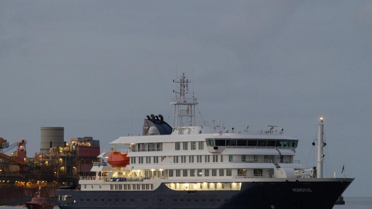 Así ha sido el momento de la llegada del MV Hondius al Puerto de Granadilla (Tenerife)
