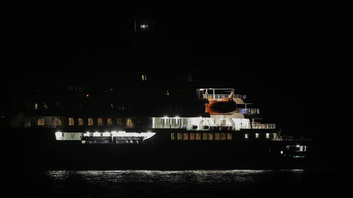 El MV Hondius llega al puerto de Granadilla de Tenerife ante la expectación del mundo
