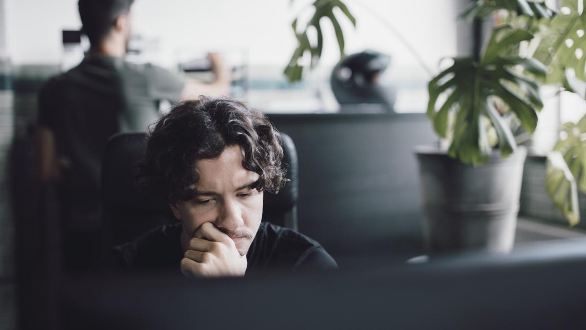 Juan Sanguino (42), periodista y escritor: "Somos la generación más preparada, pero no podemos tener la vida prometida. Por esa frustración buscamos refugio en la infancia"