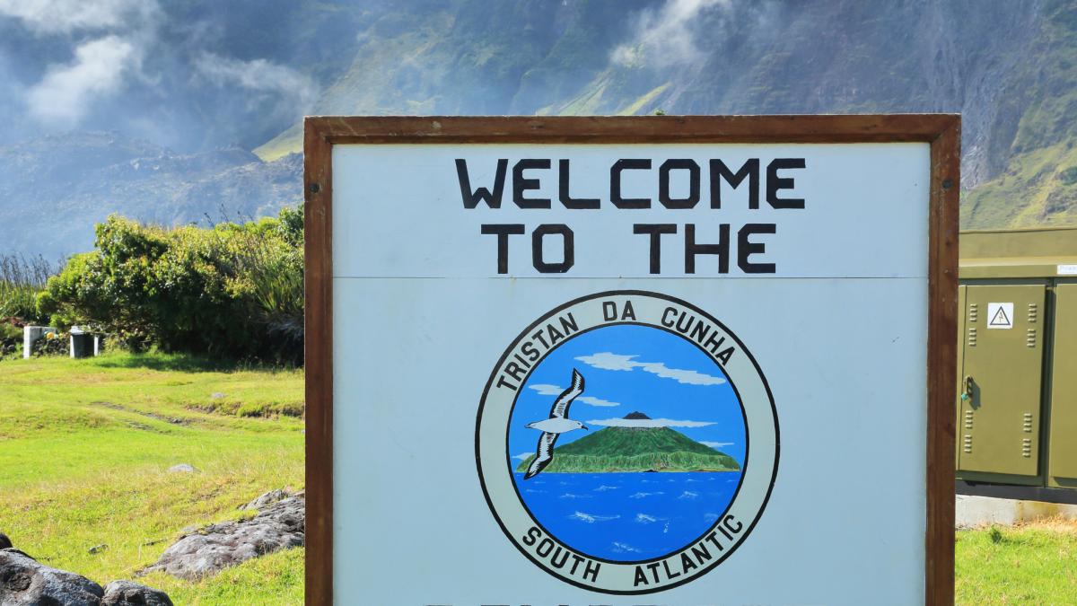 Confirmado: paracaidistas británicos saltan por primera vez en la historia para asistir un caso médico, un sospechoso de hantavirus en la isla más remota del mundo