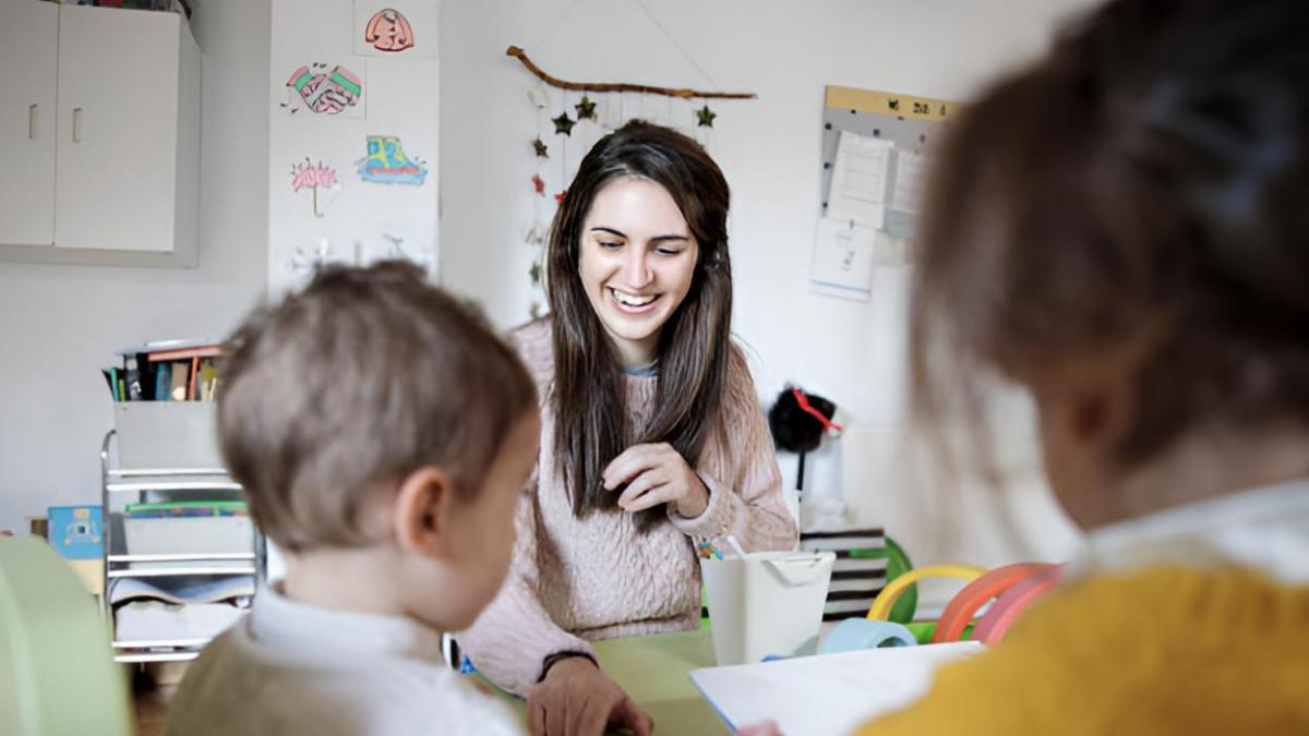 Natalia Martínez, profesora española en Alemania: "En España los niños tienen que hacer fichas y se les evalúa mucho más, pero en Alemania aprenden jugando. El sistema es mucho más libre"