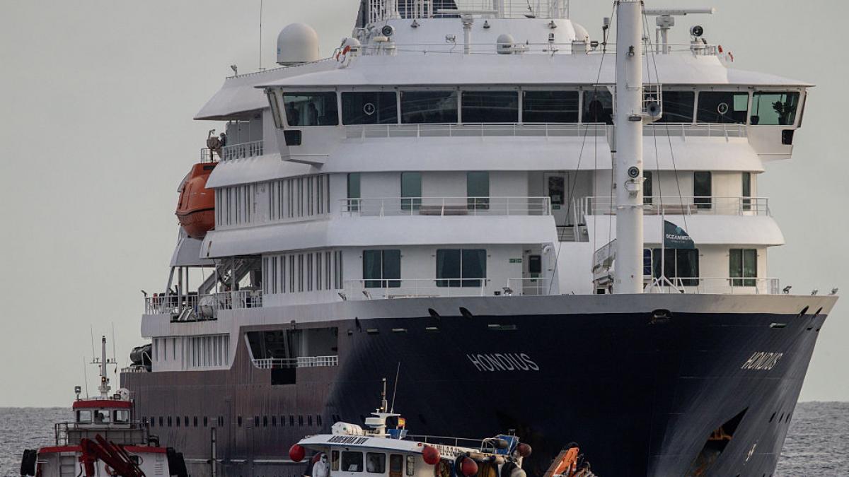 El MV Hondius atraca en el puerto de Granadilla "el tiempo mínimo imprescindible" por el fuerte viento y para garantizar la evacuación de los últimos pasajeros