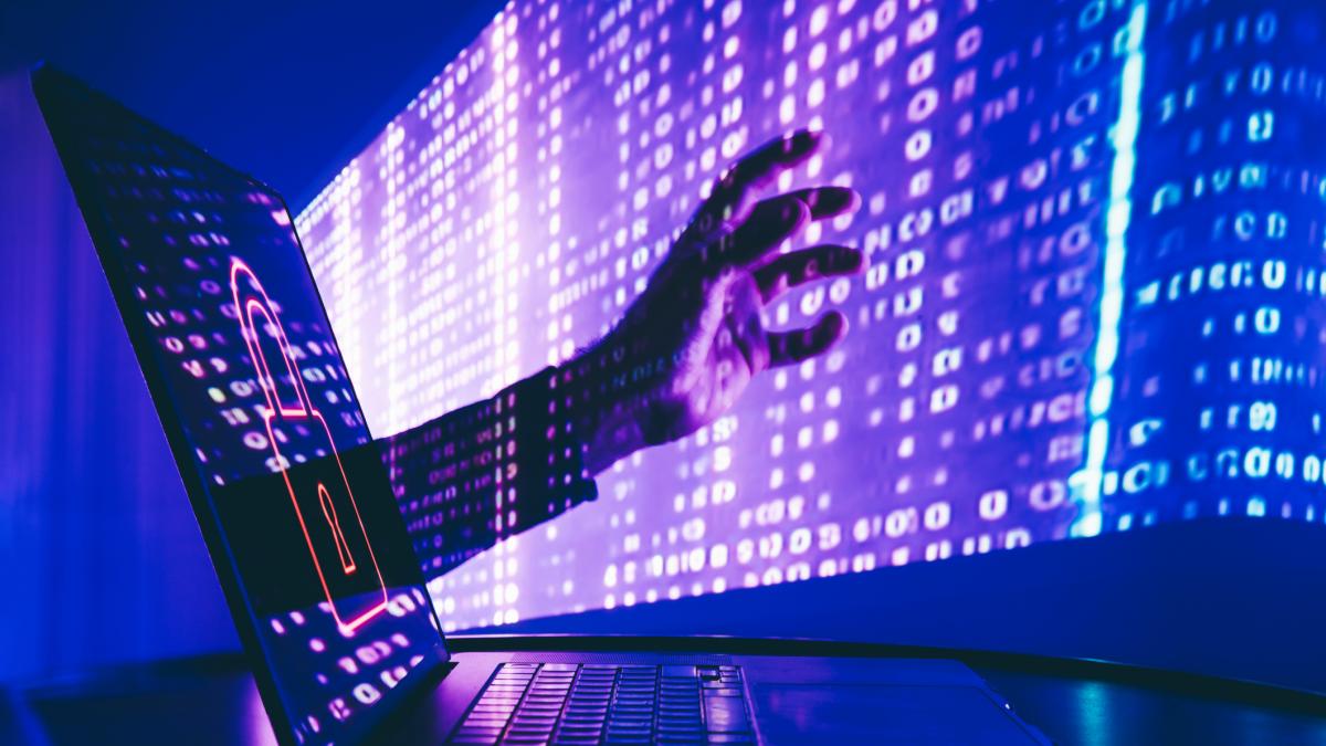 Una "muerte por mil cortes": los expertos en ciberseguridad alertan de que el 80% de los trabajadores que usan inteligencia artificial recurre a herramientas no aprobadas por su empresa