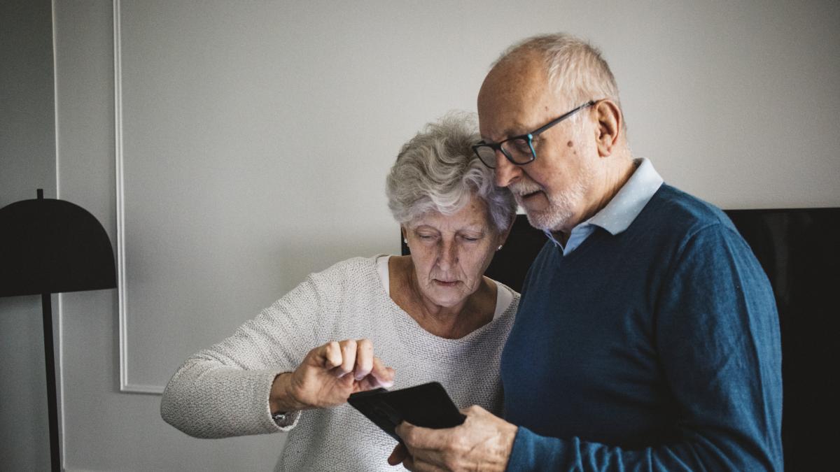 14 transferencias, 36 minutos y 30.000 euros: la pesadilla de una pareja de jubilados a la que robaron el móvil durante sus vacaciones