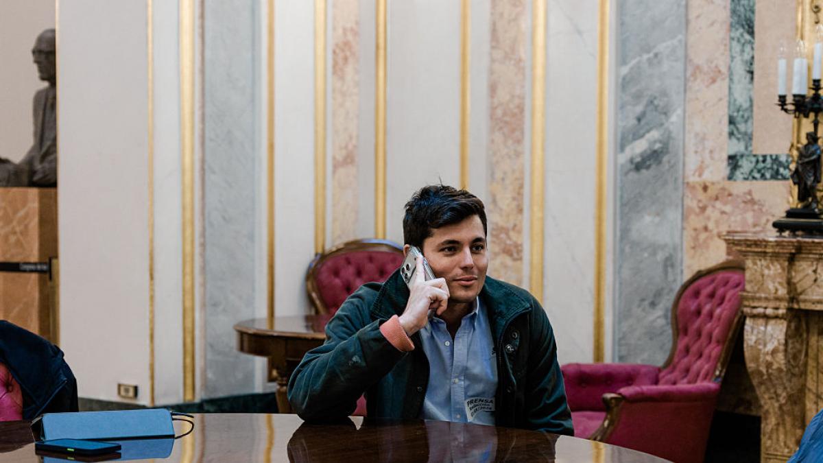 Se acabó lo de ir de periodista siendo un agitador ultra: el Congreso prevé retirar este miércoles las acreditaciones de los activistas Vito Quiles y Bertrand Ndongo