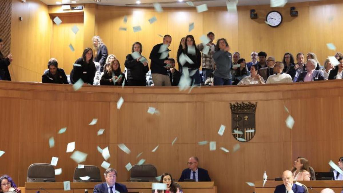 Jorge Azcón es interrumpido en plena comparecencia por unos manifestantes: "Dinero público para la pública"