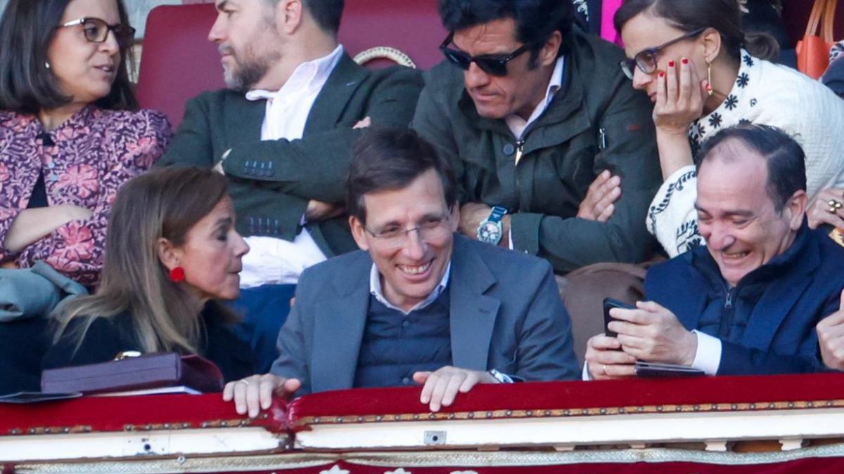 Almeida va a Las Ventas en San Isidro y las cámaras se fijan en quién está abajo del todo