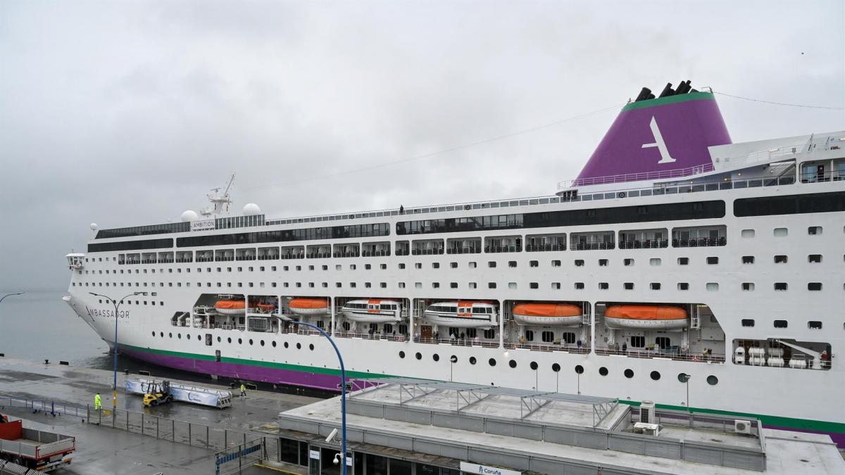 El crucero aislado por un brote de gastroenteritis atraca en A Coruña