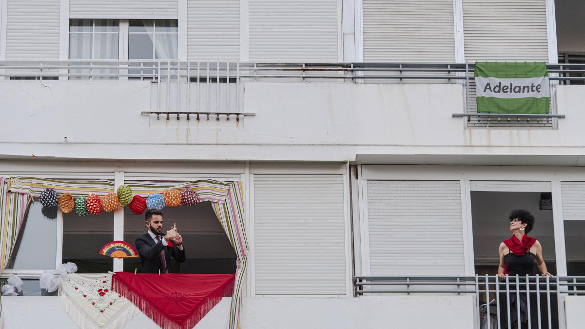 Vecinos observando resultados
